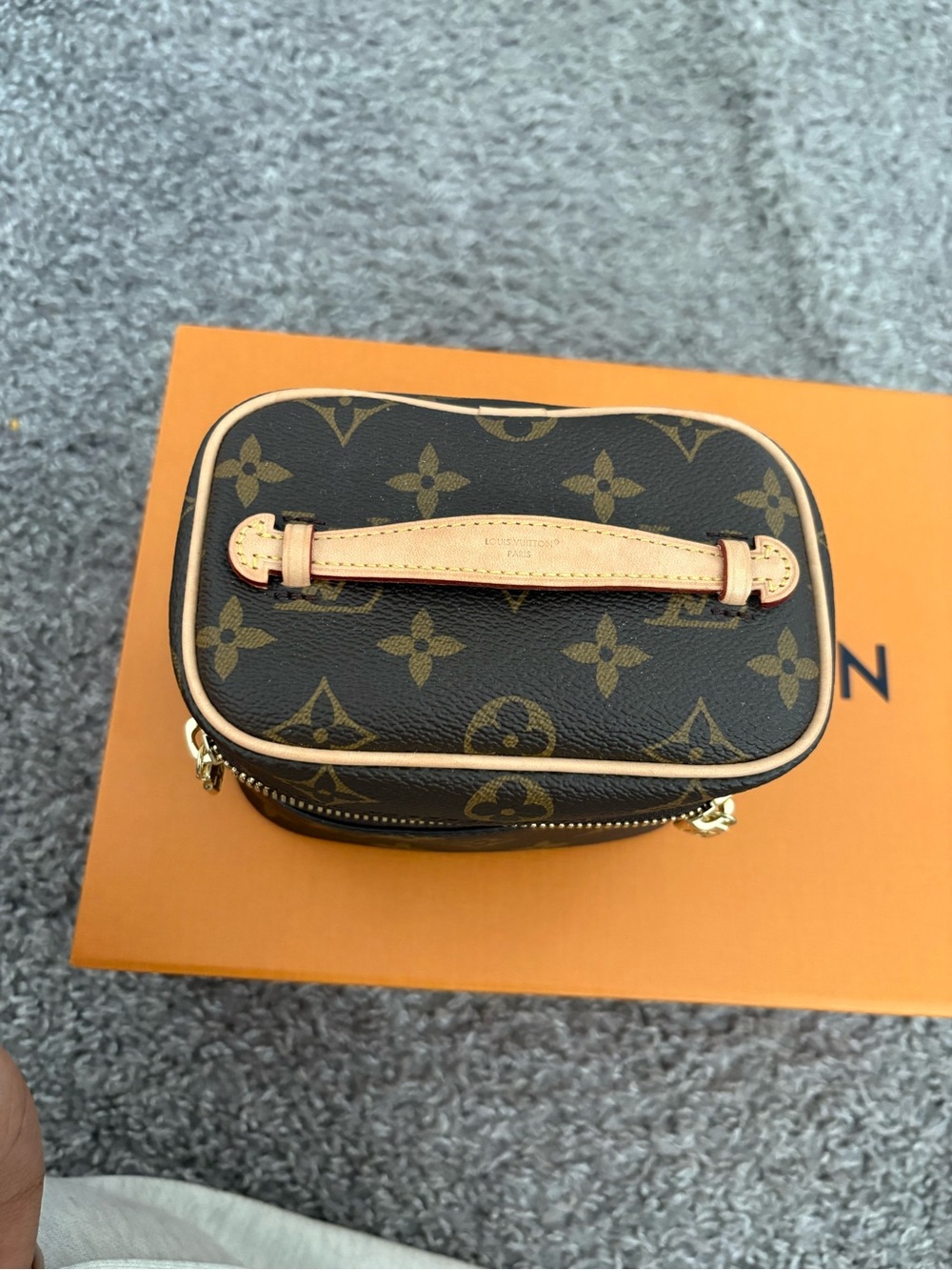 Louis Vuitton Monogram Cosmetic Case in Beige with Gold Hardware. - Picture 3 of 4